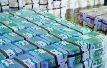 Курс доллара начал снижаться на валютных торгах пятницы